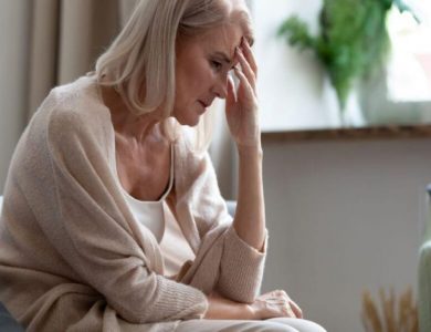 یائسگی چیست؟ چه علائمی دارد و از چه سنی شروع می‌شود؟