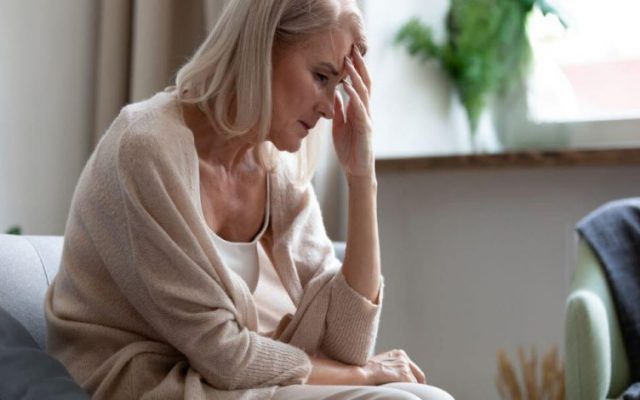 یائسگی چیست؟ چه علائمی دارد و از چه سنی شروع می‌شود؟
