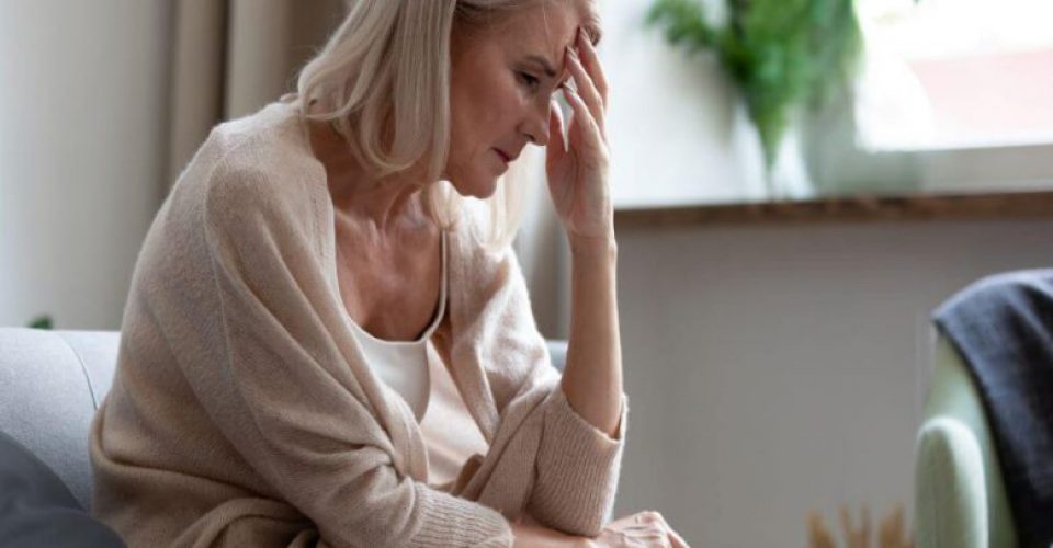 یائسگی چیست؟ چه علائمی دارد و از چه سنی شروع می‌شود؟